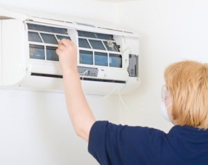 Cleaning air conditioner with spray