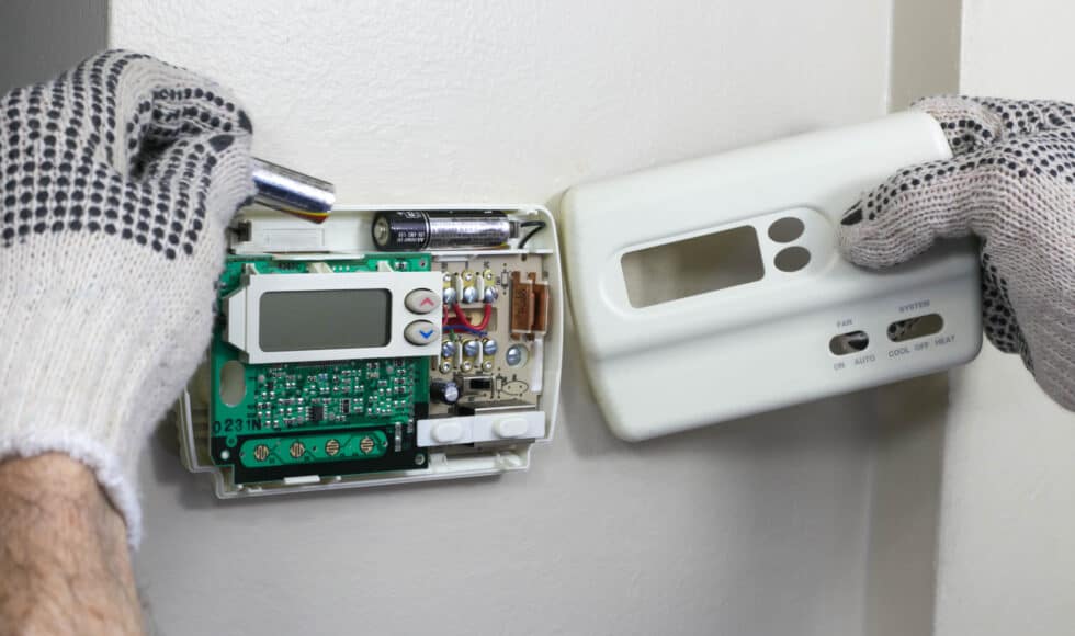 https://scottsdaleair.com/wp-content/uploads/2023/05/How-to-Change-Thermostat-Batteries-980x580-1.jpg